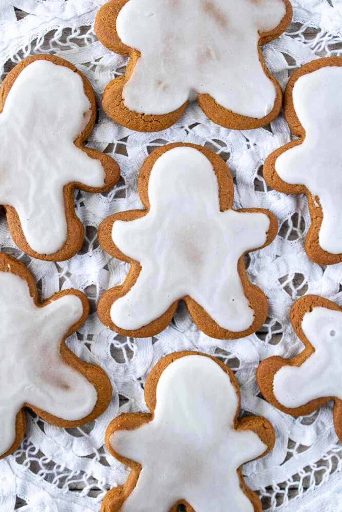 Gingerbread men side by side on a doily.