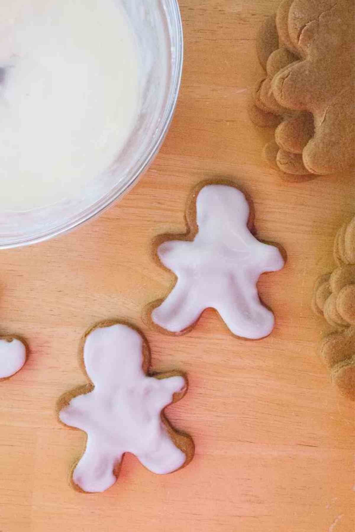 Gingerbread men iced with icing.