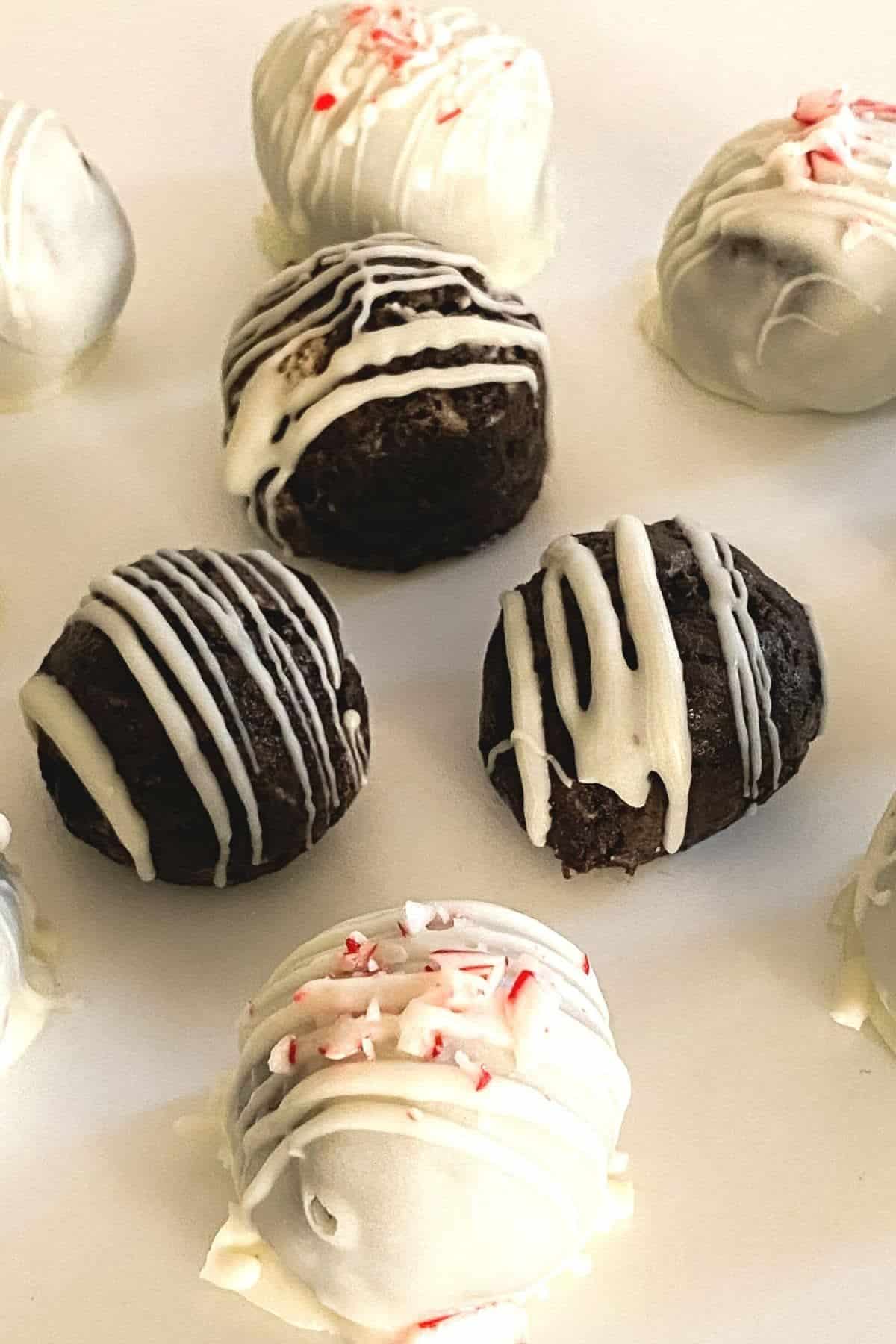 A bunch of White Chocolate Oreo Truffles.