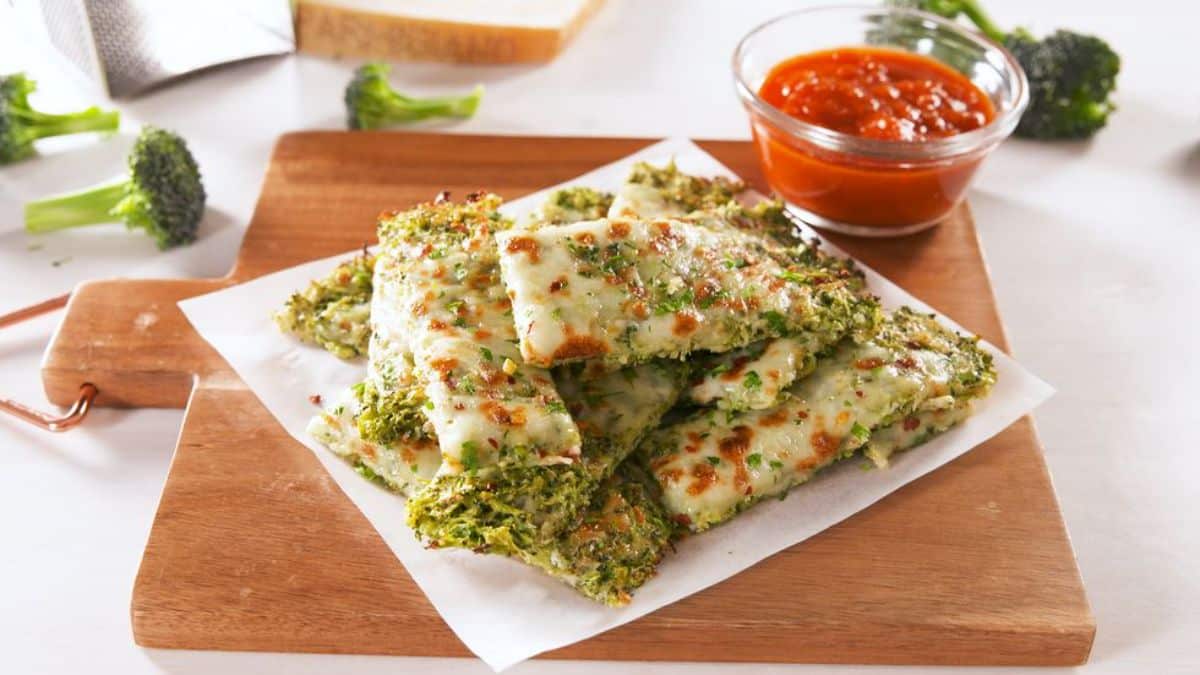 Tasteful Broccoli Cheesy Bread on a wooden tray.